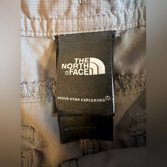 The North Face Women's size 6 Hiking Cargo ZipOff Convertible Capri Nylon H35 - Picture 4 of 10
